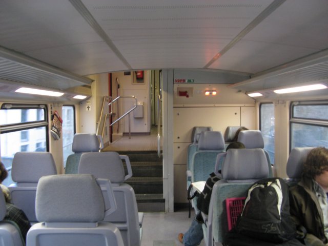 hetinterieurvaneenoudeduitseinterregiotrein2.jpg