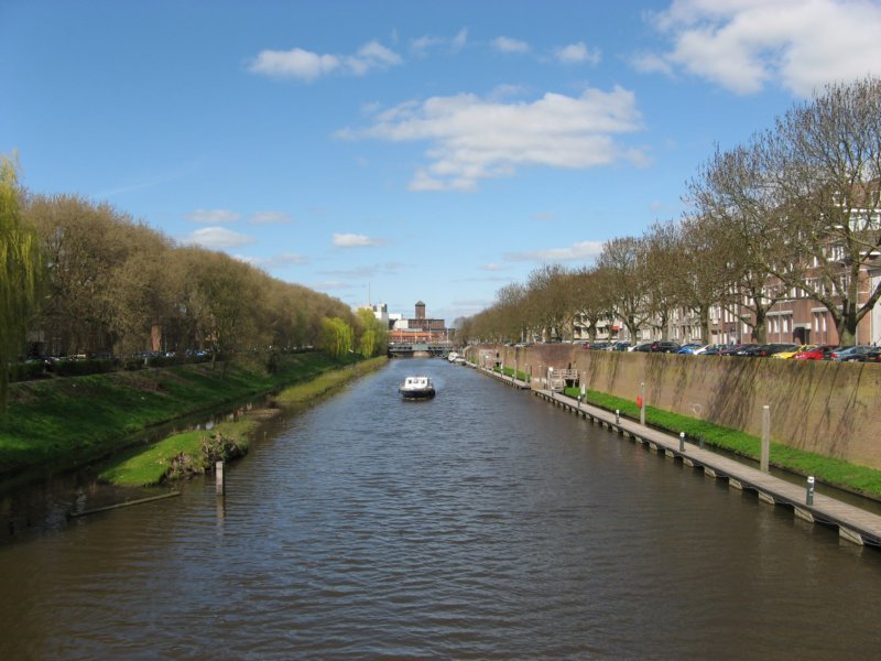 eenbootjeophetriviertjeinshertogenbosch.jpg