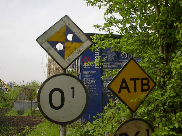 eenpaarbordjesindetuin.jpg