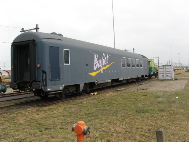 eenbuffetrijtuignugebruiktalsextrakantoor.jpg