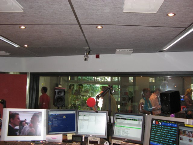 nogeenkeerderadiostudioonair1.jpg