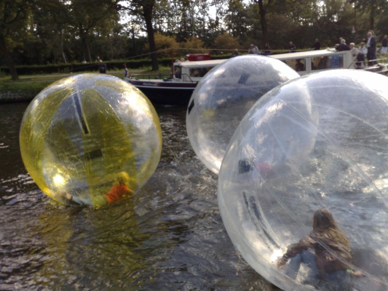 nogmeerkinderenophetwater.jpg